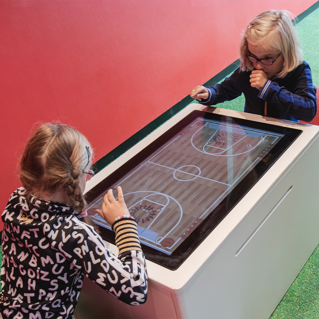 To zdjęcie pokazuje interaktywny system do zabaw Delta 32 inch touchtable
