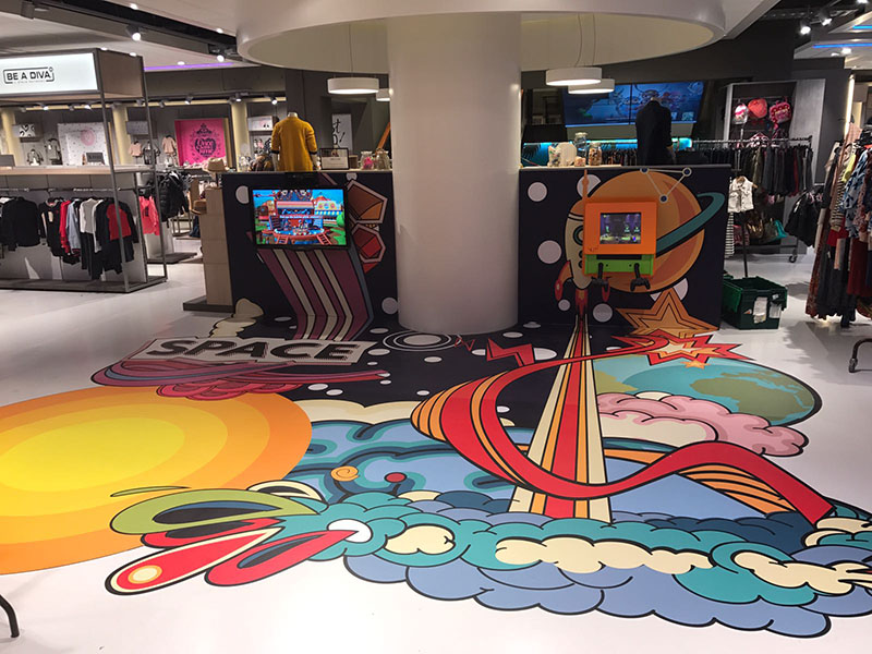 Kącik zabaw IKC o tematyce kosmicznej dla dzieci w sklepie odzieżowym Houtbrox w Veghel w Holandii