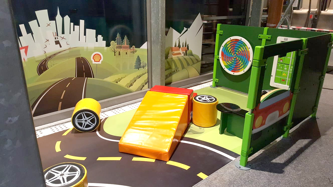 Kącik zabaw dla dzieci na stacji benzynowej Shell we Francji z różnymi modułami do zabawy i grami ściennymi
