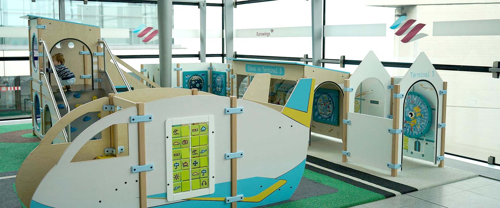 Lotnisko w Kolonii I Oczekiwanie na lot ułatwiają różne koncepcje zabaw z IKC.