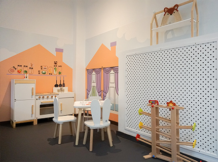 Kącik zabaw IKC z kuchnią dla dzieci w kawiarni dla dzieci Bude Eins w Pempelfort Niemcy