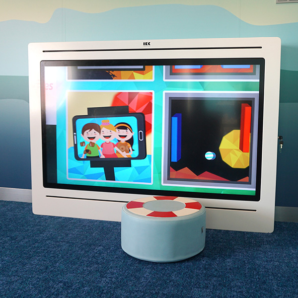 Duży interaktywny system zabaw z ekranem dotykowym dla dzieci