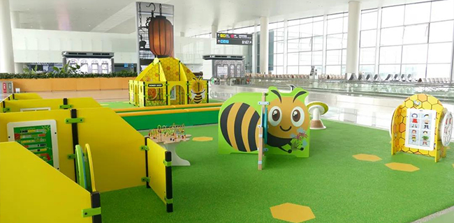 plac zabaw przy bramkach na lotnisku