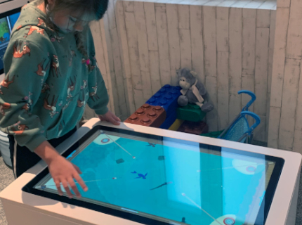 interaktywny stolik do zabawy dla dzieci w restauracji