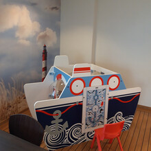 speelsysteem in de vorm van een boot voor een thema kinderhoek